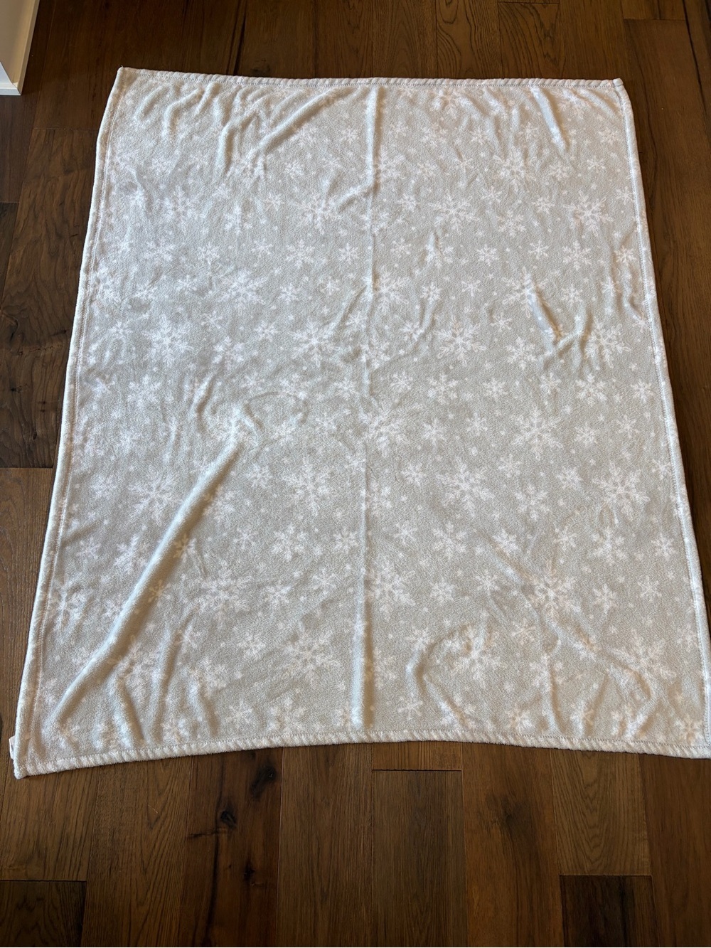 Vapor Fleece Throw Blanket Gray White Snowflake Holiday Winter Cozy 50x60
